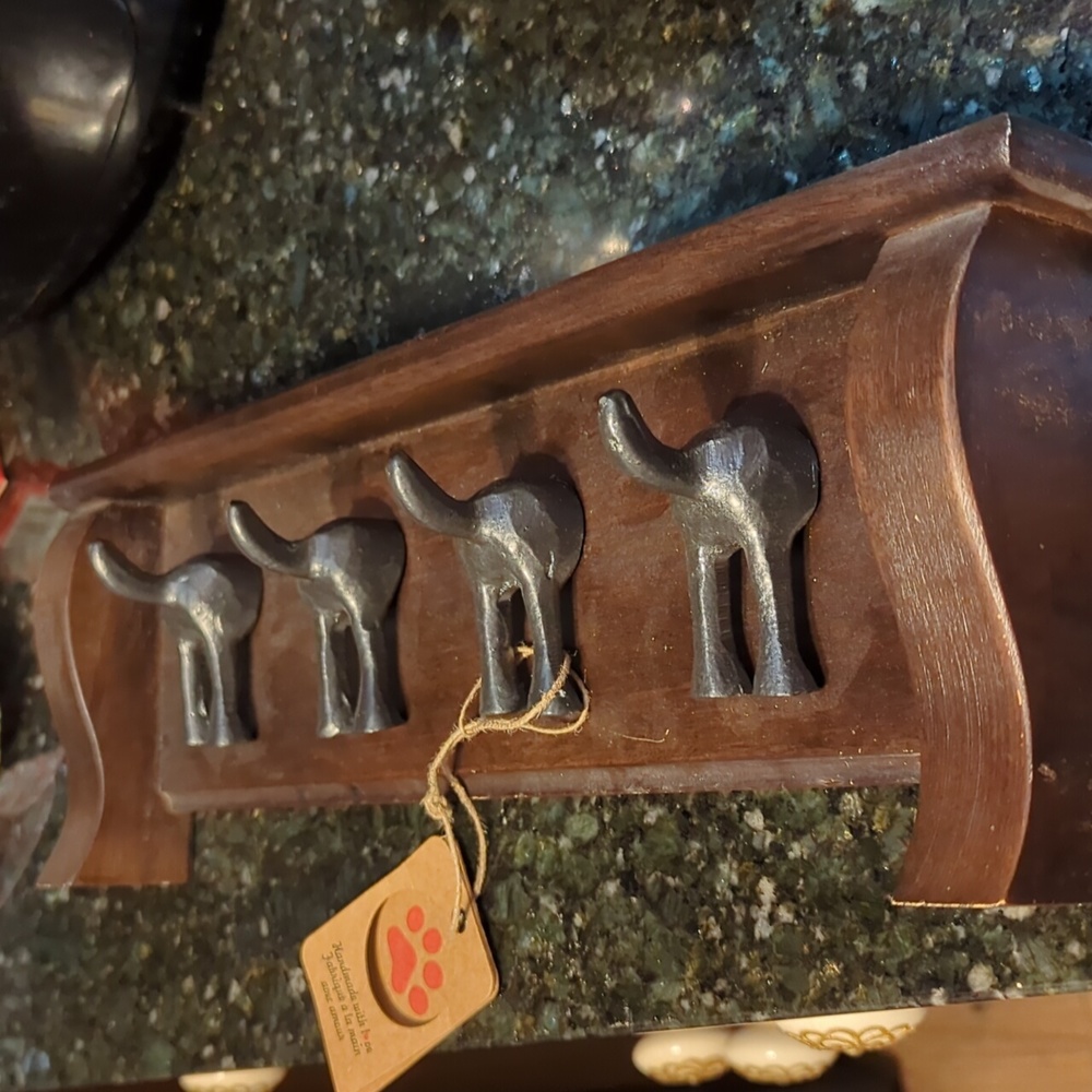 NWT 🐕 DOG BUTT wood & silver tone metal wall hanger ⭐handmade😍 fantastic NWT